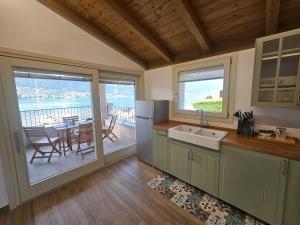 een keuken met een wastafel en een tafel met uitzicht bij pontile 2 in Paratico