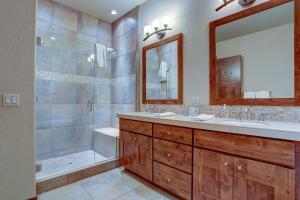 ein Badezimmer mit 2 Waschbecken, einer Dusche und einer Badewanne in der Unterkunft Points West in Deschutes River Woods + 33 Fotos