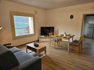 een woonkamer met een bank en een tafel bij pontile 2 in Paratico