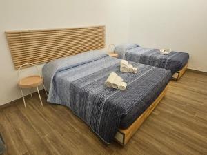 twee bedden met slippers op de kamer bij pontile 2 in Paratico