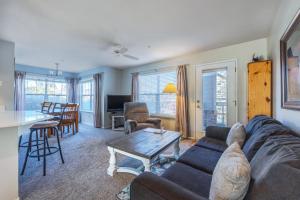 フッド・リバーにあるAlley's 22のソファとテーブルのあるリビングルーム