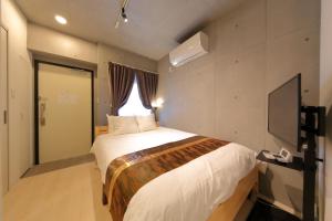 a bedroom with a large bed and a window at Tokyo Time Traveler 駅徒歩5分 暮らすように泊まれるホテル in Tokyo +27 photos