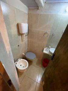 ein kleines Badezimmer mit Toilette und Waschbecken in der Unterkunft Casa Punta Del Diablo in Punta Del Diablo + 26 Fotos