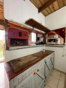 eine Küche mit einer Arbeitsplatte in einem Raum in der Unterkunft Casa Punta Del Diablo in Punta Del Diablo
