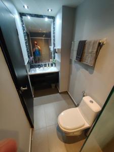 Ένα μπάνιο στο Modern Apartment in Chalong +4 φωτογραφίες