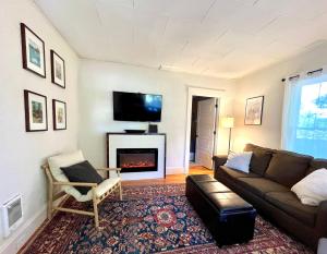 uma sala de estar com um sofá e uma lareira em Lucky 30 Day em Hood River