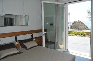a bedroom with a bed and a sliding glass door at Roca Du Ma Pasu in Monterosso al Mare