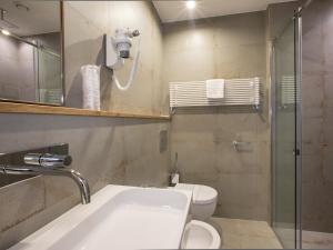 モンテロッソ・アル・マーレにあるロカ ドゥ マ パズのバスルーム(シャワー、洗面台、トイレ付)
