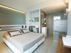 a bedroom with a large bed and a bathroom at Roca Du Ma Pasu in Monterosso al Mare