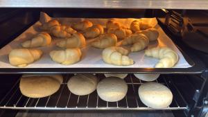 un horno lleno de muchos bollos en una bandeja en Arka Hotel, en Viña del Mar 67 fotos más