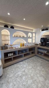 una cocina con encimera con estantes y ventanas en Arka Hotel, en Viña del Mar