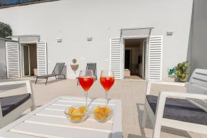 zwei Gläser Wein auf einem Tisch auf einer Terrasse in der Unterkunft Rooftop14 Suite&Relax in Neapel