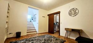 sala de estar con escalera y alfombra en Loft Klagenfurt, en Klagenfurt