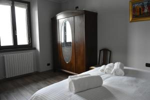 a bedroom with a bed with towels on it at La Pergola in Postalesio