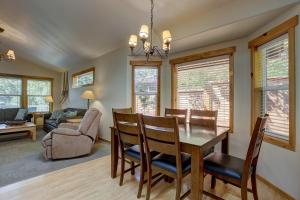 Posezení v ubytování Huckleberry Cottage