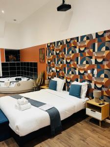 A bed or beds in a room at NG Prestige - Nain - Suite Spa Privatif - Jacuzzi - Netflix - Projecteur