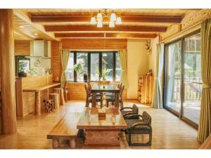 une salle à manger avec une table et une cuisine dans l'établissement Keiryusou - Vacation STAY 50707v, à Kinokawa