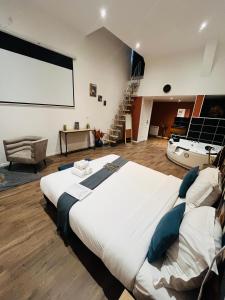 A television and/or entertainment centre at NG Prestige - Nain - Suite Spa Privatif - Jacuzzi - Netflix - Projecteur