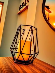 een glazen lantaarn bovenop een tafel bij Beachfront Studio ,The View Calahonda, Panoramic Sea Views in Mijas Costa +136 foto's