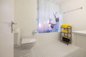 Et badeværelse på Irmella 40 by Arosa Holiday + 3 billeder