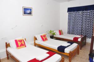 Postel nebo postele na pokoji v ubytování Lazar Residency Homestay