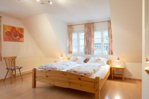 Кровать или кровати в номере Gasthaus Kranz