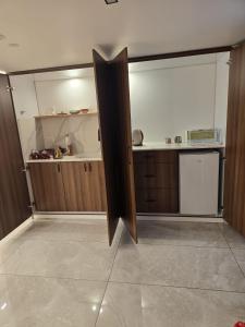 a kitchen with a open door in a room at Nancy zimr 1 in Massada