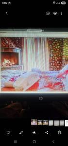 una pantalla de televisión con una imagen de cama en Kalavrita Relax, en Kalavrita