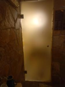 Una puerta en una habitación con una luz encendida en Kalavrita Relax, en Kalavrita 1 foto más