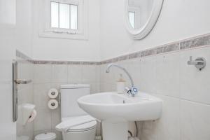 Ένα μπάνιο στο Wavestone Beachfront House +14 φωτογραφίες