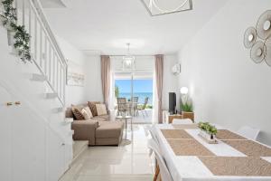 Χώρος καθιστικού στο Wavestone Beachfront House