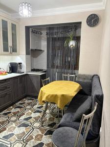 Toshkent-Passajir BekatiにあるIn the heart of Tashkentのリビングルーム(ソファ、テーブル付)