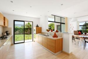 a kitchen and dining room with a table and chairs at Villa L'Oiseau Bleu in Essaouira