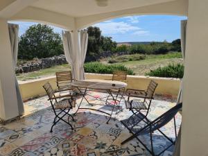 a patio with a table and chairs on a balcony at Apartment Rubus - Stivan, Cres - 900 m to Merascica beach in Štivan