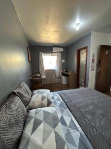 - une chambre avec un lit et une chambre avec un bureau dans l'établissement Recanto do Sul - Campeche, à Florianópolis