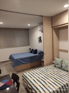 En eller flere senge i et værelse på Beautiful Salguero apartment, type Lofs