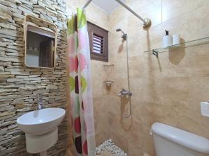 Ένα μπάνιο στο Teonil +18 φωτογραφίες