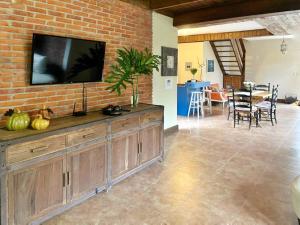 Μια τηλεόραση ή/και κέντρο ψυχαγωγίας στο Teonil