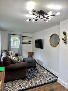 un salon avec un canapé et un miroir dans l'établissement Hike & Ski Hideaway @ Lake Placid, NY, à Lake Placid