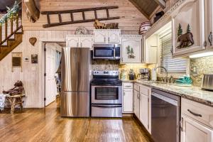 Η κουζίνα ή μικρή κουζίνα στο Hanky Panky Cabin +20 φωτογραφίες