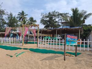 Myna beach stay في جوكارنا: علامة في الرمال على الشاطئ