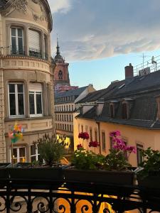 コルマールにあるAppartement de style 70の建物や花の街並み