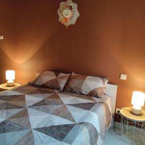 - une chambre avec un lit et 2 tables avec des lampes dans l'établissement La Vallée De La Loire, à Solignac-sur-Loire 11 autres photos