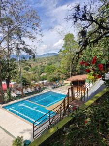 una piscina en medio de un resort en Ecohotel Alflo Inn, en Villeta