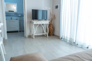 a living room with a television on a table at Casetta Giardinetto in Altavilla Milicia