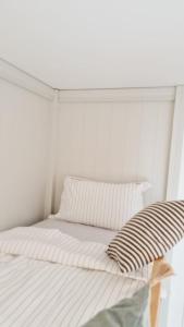 Postel nebo postele na pokoji v ubytování SERENITY VILLA ALDANA Villas ALFUJERAH-SHARM