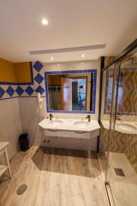 a bathroom with a sink and a shower at Hotel Sol in Toledo