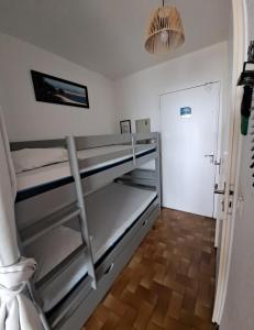 Ένα ή περισσότερα κρεβάτια σε δωμάτιο στο 200m du Village de Noël joli studio rénové 4 couchages parking vue mer splendide