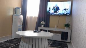 TV a/nebo společenská místnost v ubytování Unique Place Thika 1 Bedroom