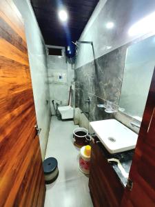 Koupelna v ubytování Shree Dattatray Homestay Fully Air Conditioned Property Near to Mahakaleshwar Jyotirlinga Ujjain and Near to Ujjain Junction Railway Station